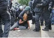 Friedliche Proteste werden niedergeknüppelt Proteste werden niedergeknüppelt