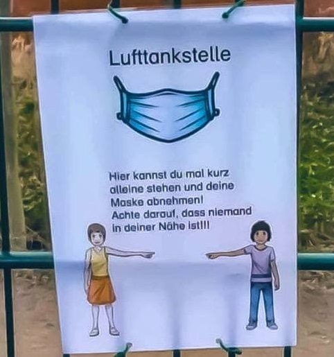 Kinder atmen an einer Lufttankstelle Kinder atmen an einer Lufttankstelle