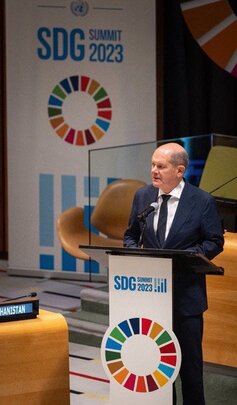 Ex-Bundeskanzler Scholz vor leeren Rängen Ex-Bundeskanzler Scholz vor leeren Rängen